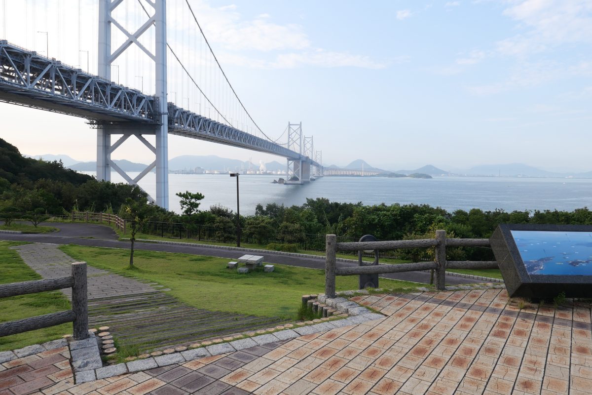 与島パーキングエリアから見える瀬戸大橋